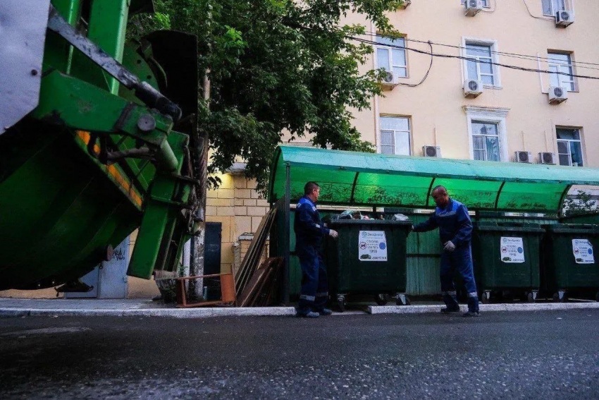 В Астраханской области старые мусорные контейнеры меняют на новые