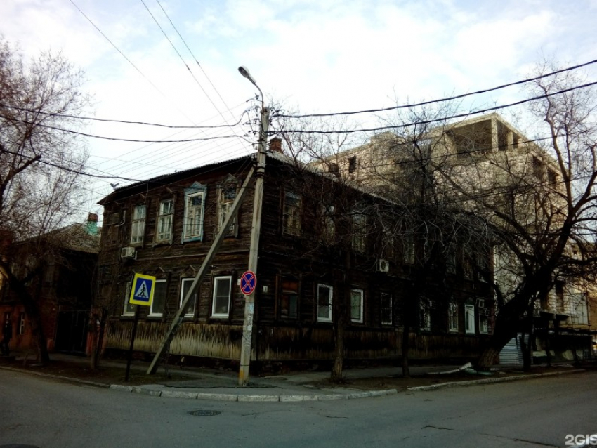 Рядом с территорией Астраханского кремля загорелся жилой дом
