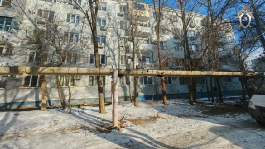 В Астрахани при загадочных обстоятельствах выпала женщина