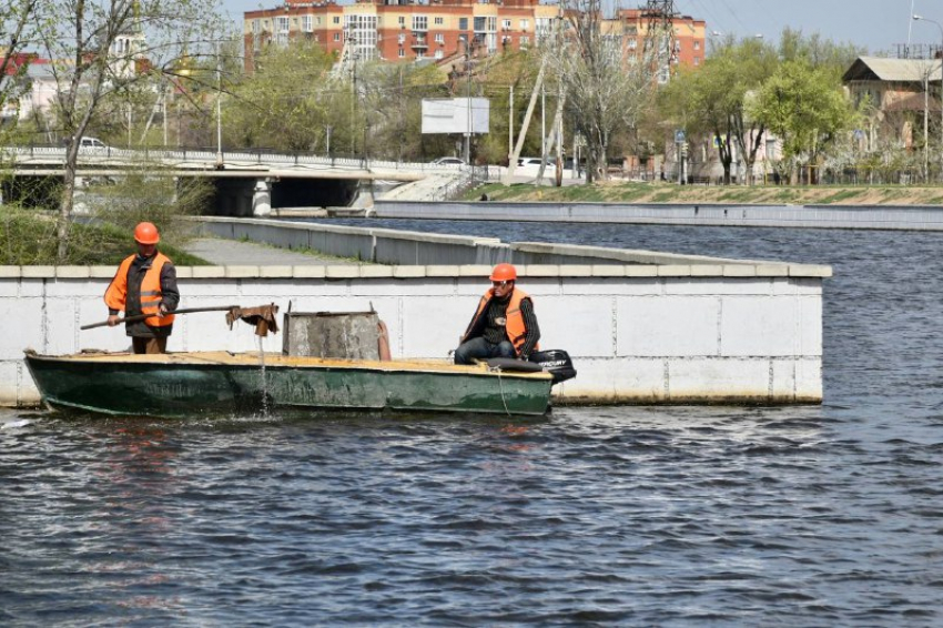 Из астраханских каналов каждую неделю извлекают две тонны мусора 