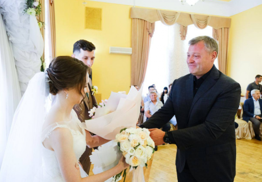Игорь Бабушкин поздравил жителей Астраханской области с Днем семьи, любви и верности