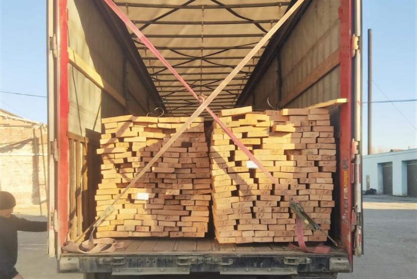 Астраханские таможенники пресекли вывоз ценной древесины в Казахстан