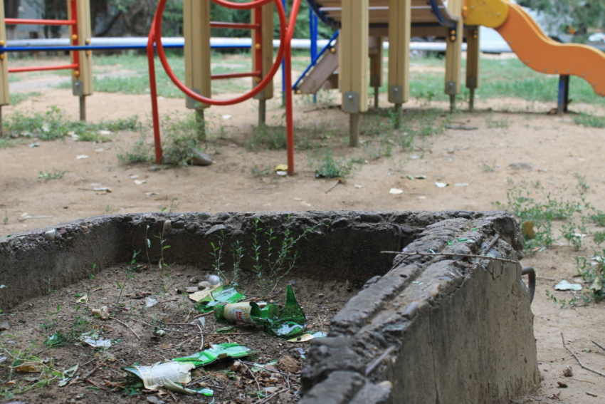 В Астраханской области каждая третья детская площадка является опасной
