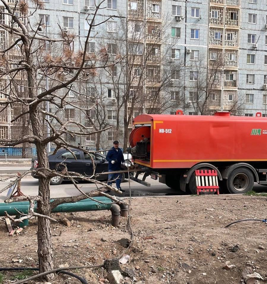 В Астрахани устранят последствия коммунальной аварии на одной из улиц