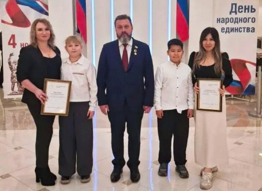 Родителей детей-героев из Астраханской области наградил сенатор РФ Андрей Деркач