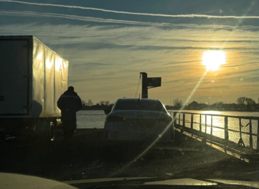 Астраханцам в отрезанных запаромных селах подсказали иные пути выхода