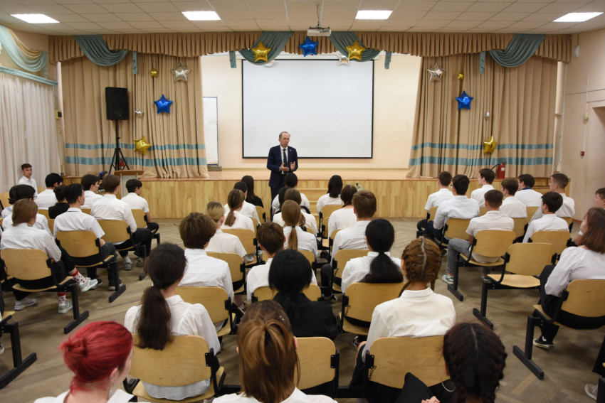Председатель Гордумы Астрахани рассказал школьникам о благоустройстве территорий 