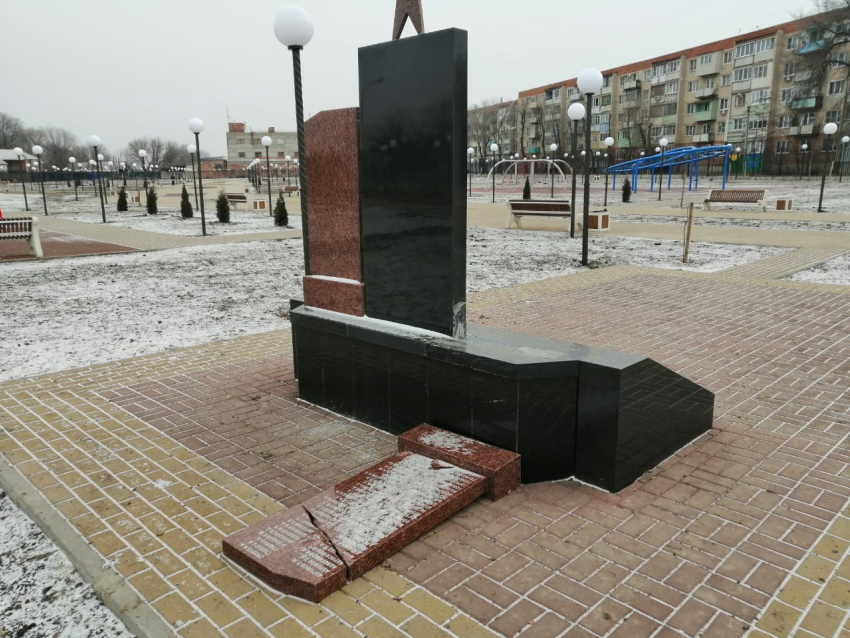 В Астрахани вандалы разгромили памятник участникам Великой Отечественной войны
