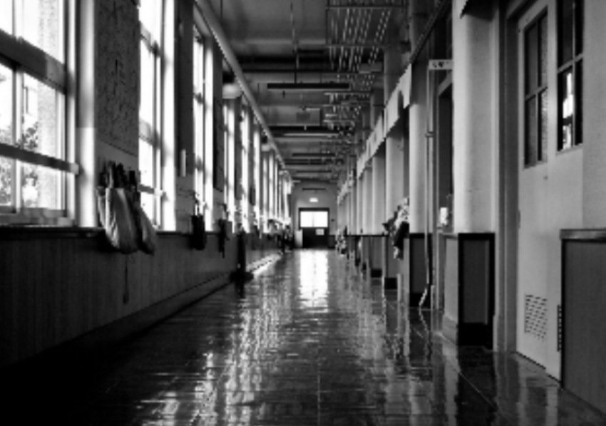 Ученикам закрывшейся астраханской школы пообещали безопасную дорогу до новой