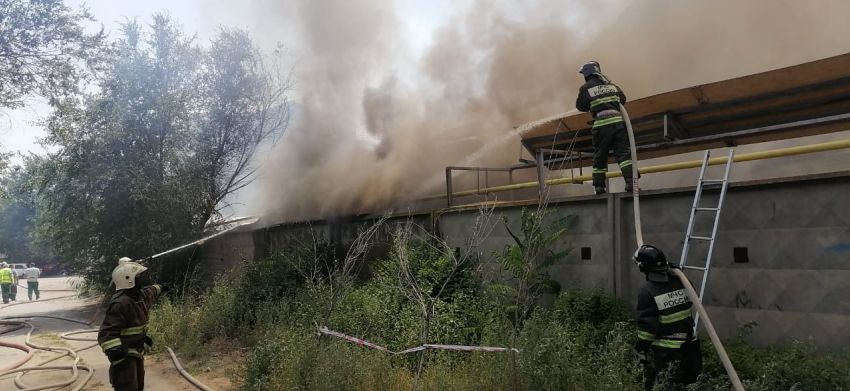 Дом, гараж и две машины: в Астрахани потушили крупный пожар
