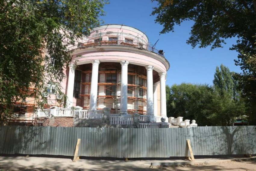 В Астраханской области реставрируют 70-летний Дом офицеров