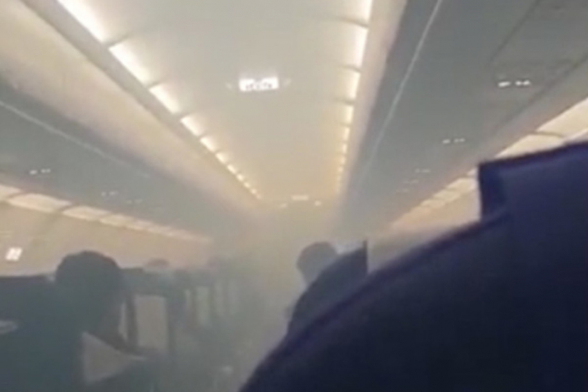 В Астрахани совершил экстренную посадку самолет с задымлением на борту 