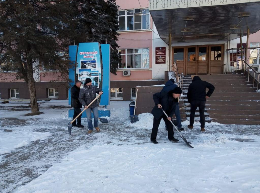 Нехватка кадров: на борьбу со снегом в Астрахани вышли чиновники