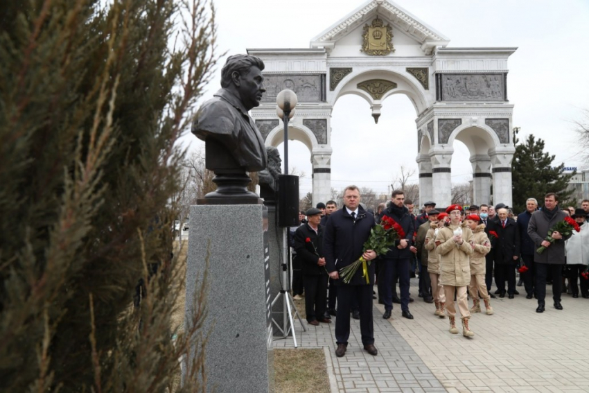 В Астрахани появился бюст первого губернатора