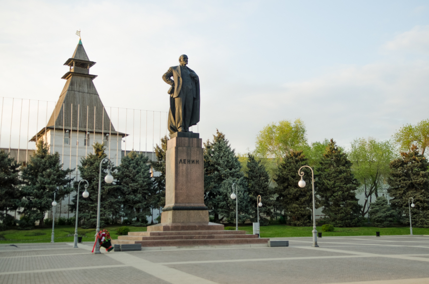 На площади Ленина в Астрахани временно запретили парковку и стоянку 