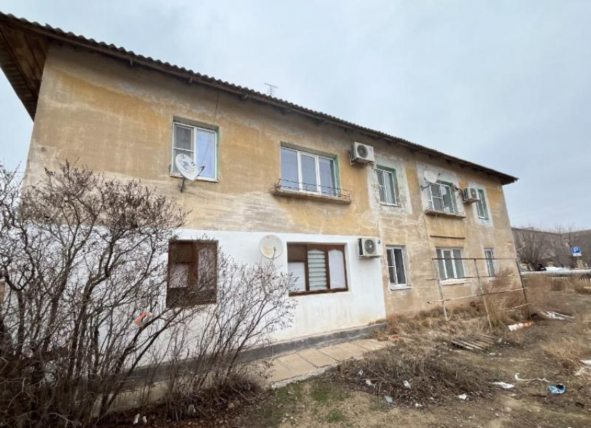 В селе под Астраханью на жилых домах обнаружили признаки аварийности