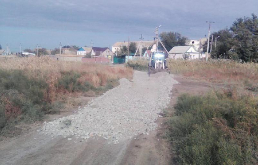 В Астрахани муниципальные предприятия занимаются подсыпкой грунтовых дорог