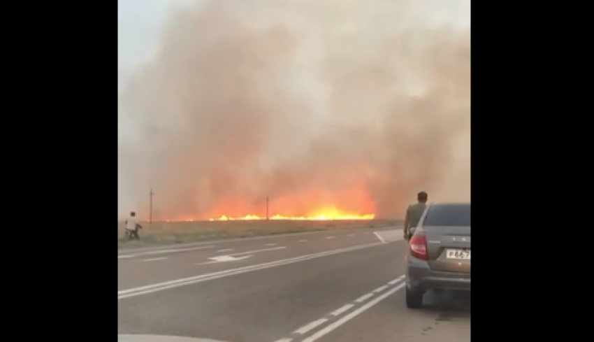 На автодороге Астрахань-Волгоград сгорело 1,5 километра сухой растительности