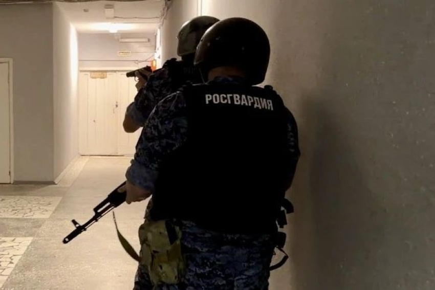 В астраханскую больницу пытался ворваться мужчина: не мог пережить расставания с друзьями 