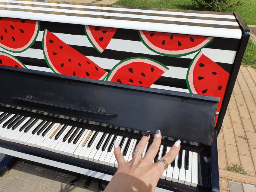 Списанные пианино вновь появились на центральных улицах Астрахани