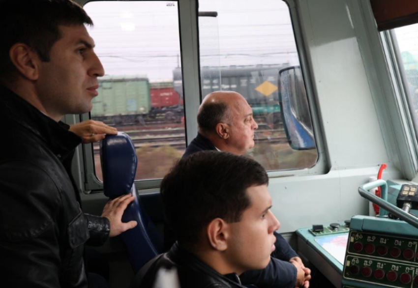 В Астрахани выявили 12 незаконных переходов через железную дорогу и 20 несанкционированных свалок