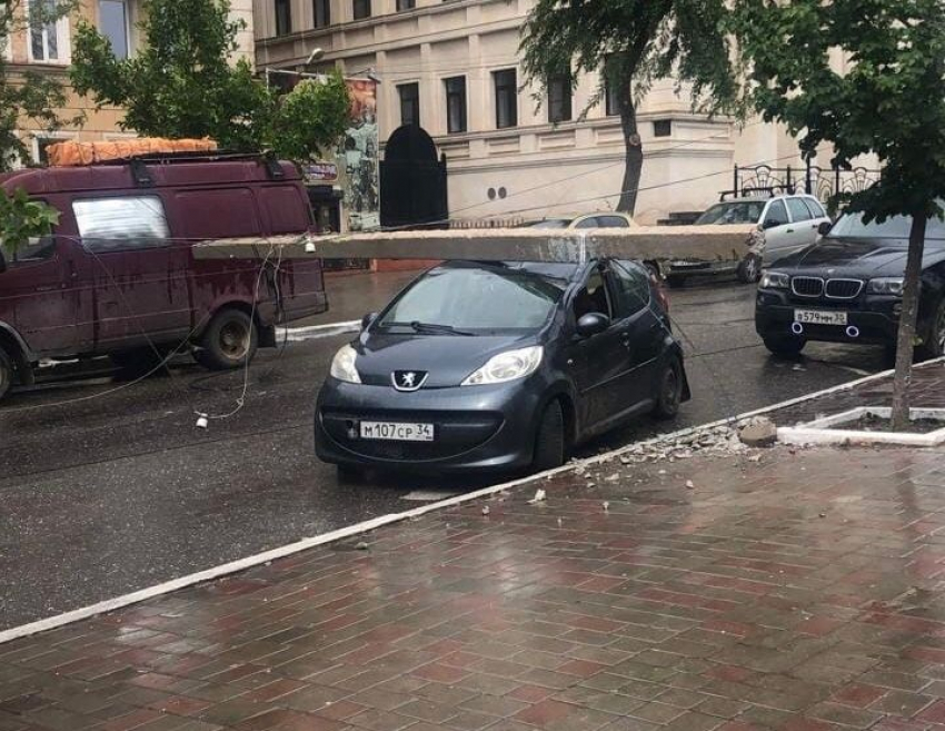 В центре Астрахани на машину рухнул столб
