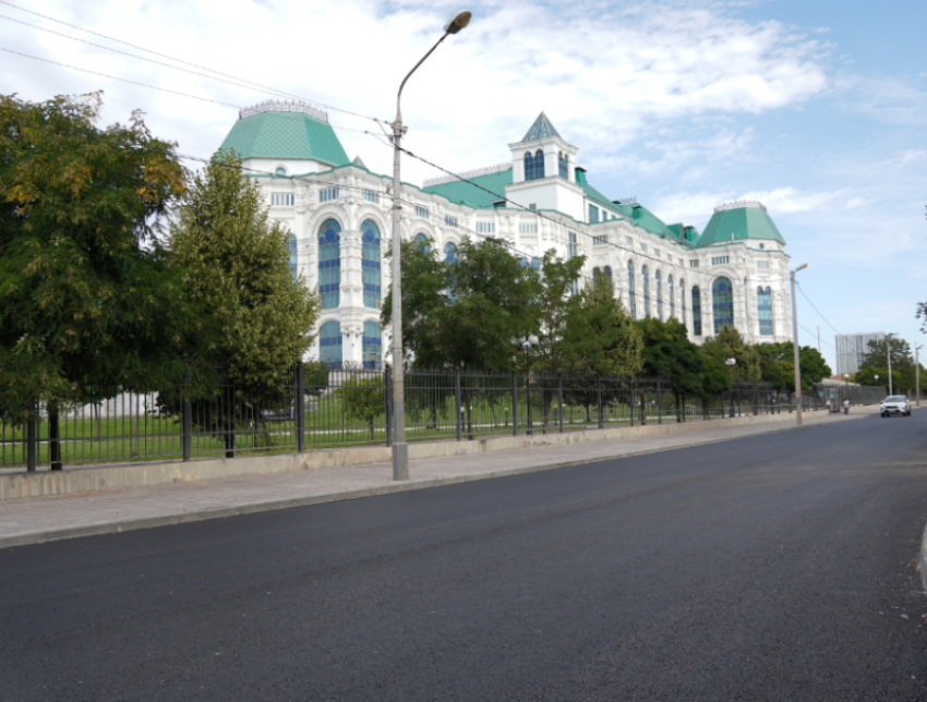 В Астрахани Коммунистическую улицу покрыли разноцветной плиткой на 95%