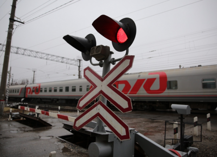 В Астрахани ночью ограничат автодвижение через железнодорожный переезд