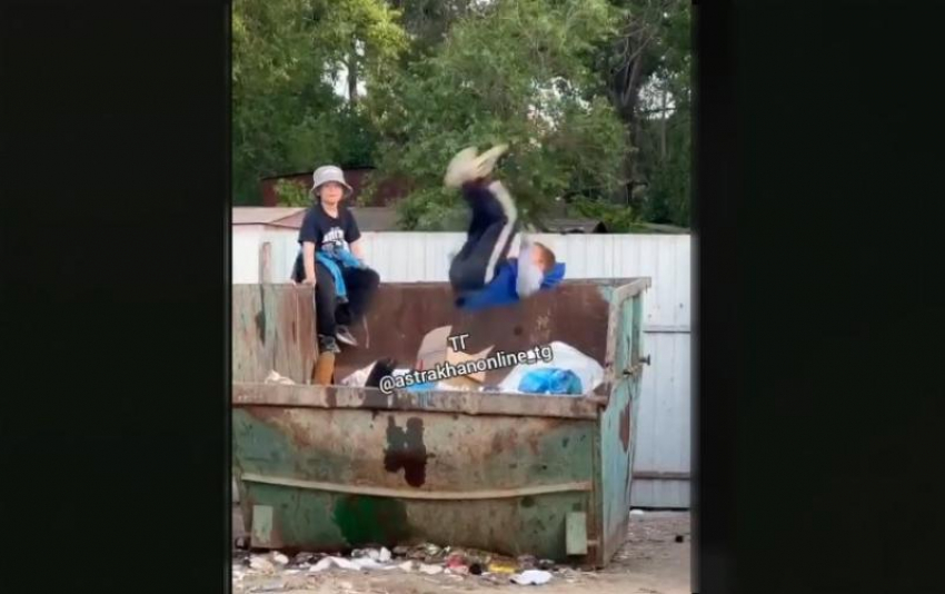 Астраханские дети крутили сальто в бункере для мусора 