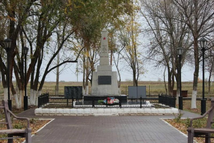 Астраханский минстрой проверил благоустройство Парка Победы в селе Ватажное