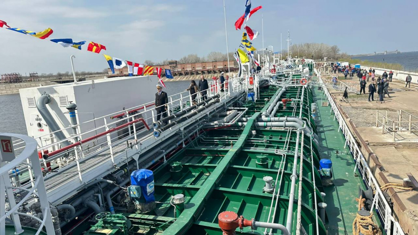 В Астрахани собрали танкер и отправили в другой город 