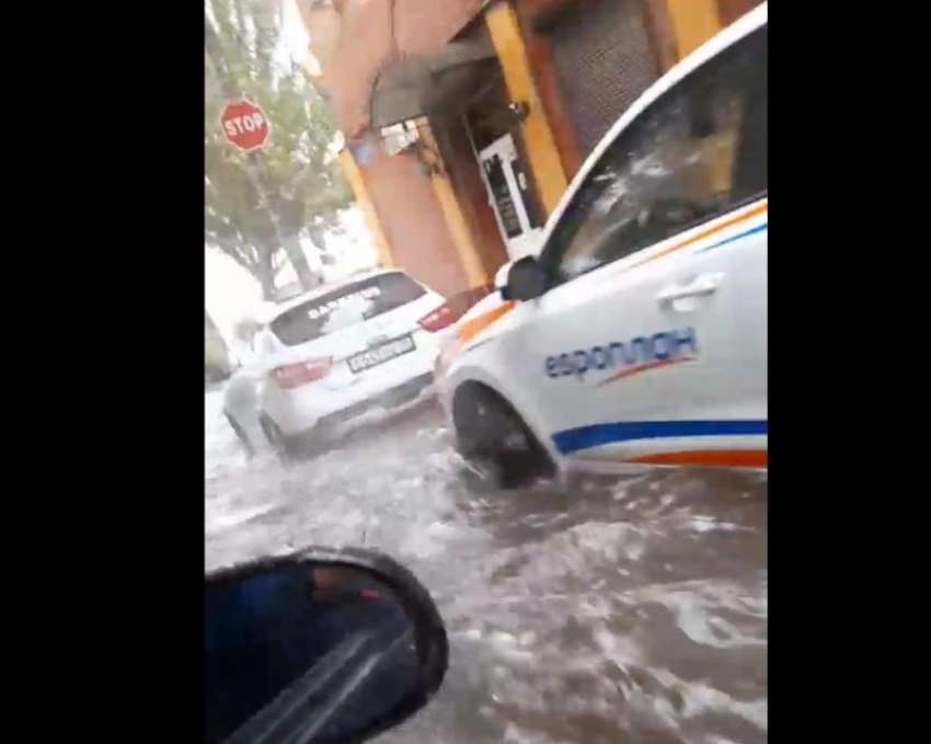 Дождь в Астрахани стал причиной пробок и завышенных цен на такси 