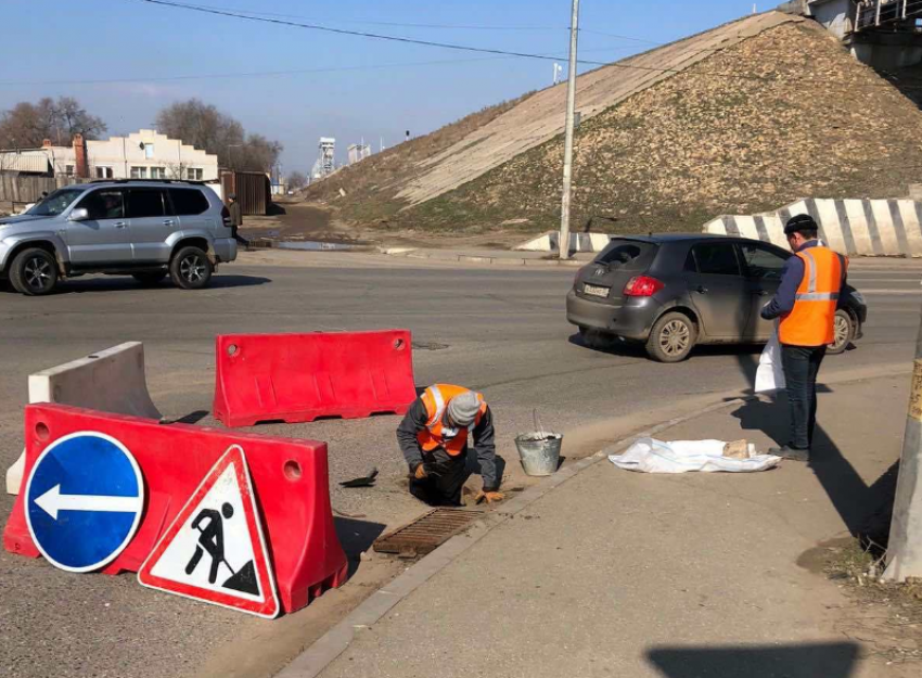 В Астрахани приступили к зачистке ливневки по улице Богдана Хмельницкого
