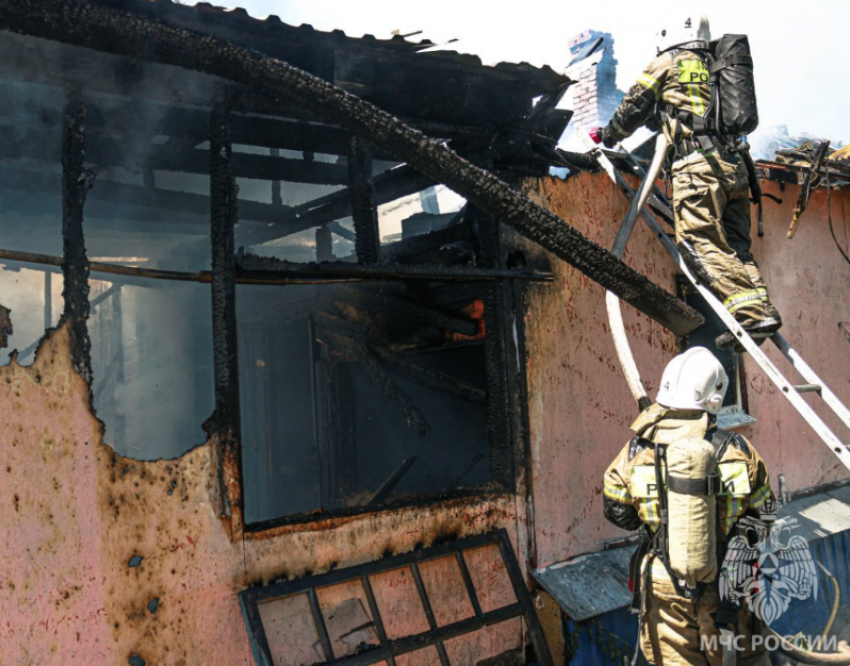 В Советском районе Астрахани сгорел многоквартирный дом, есть пострадавшие