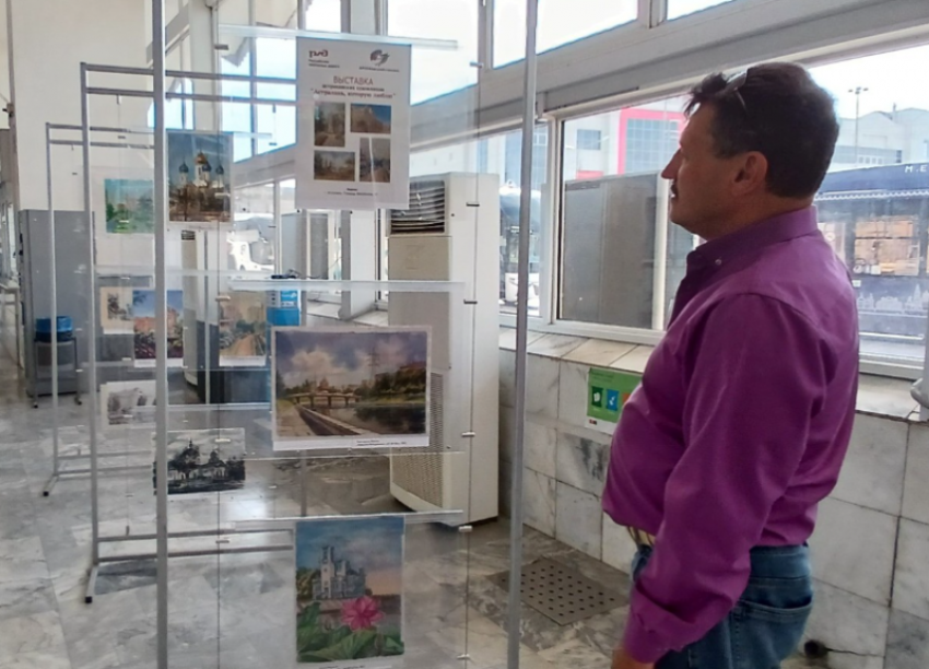 Выставку художественных работ открыли на железнодорожном вокзале ко Дню города Астрахани