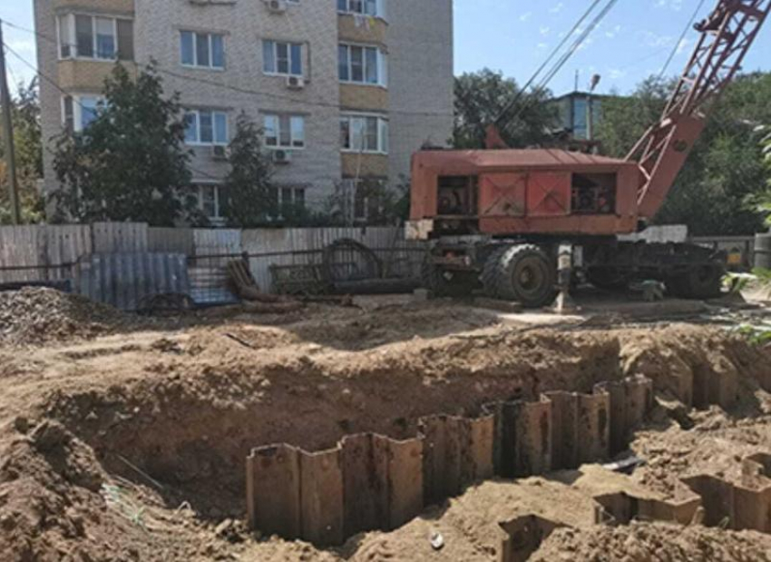 В Астрахани почти год идет ремонт коллектора возле городской поликлиники