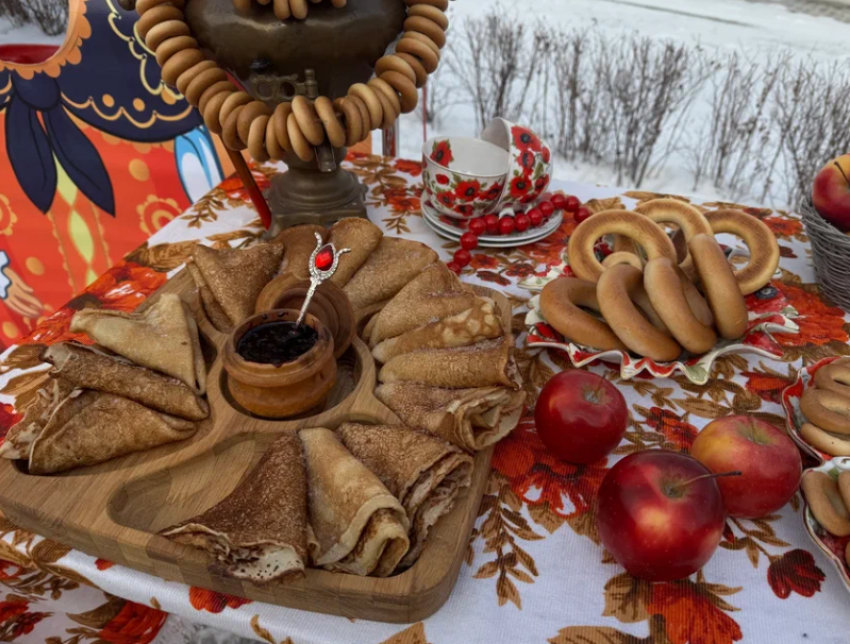 Астраханцев позвали встречать весну с блинами и скоморохами на площадь Ленина