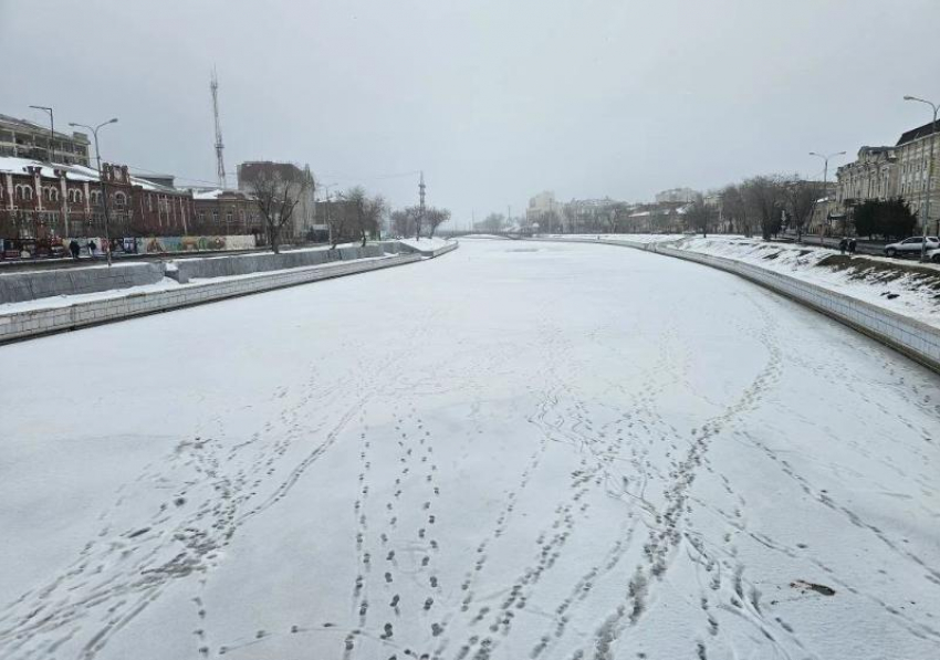 Астраханцам рекомендовали не выходить на лед и не пускать на него детей