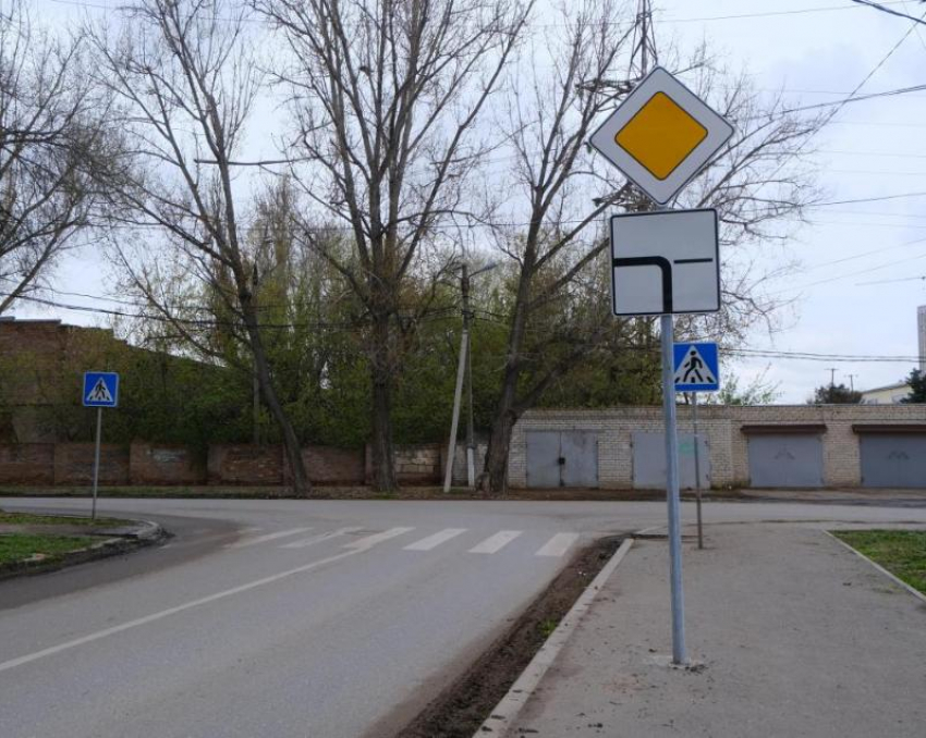 В Астрахани «расставили приоритеты»: на перекрестках установили дорожные знаки