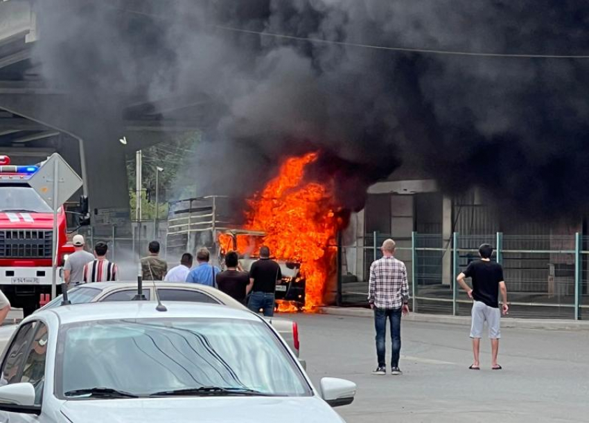 В Астрахани под Новым мостом вспыхнула «ГАЗель»