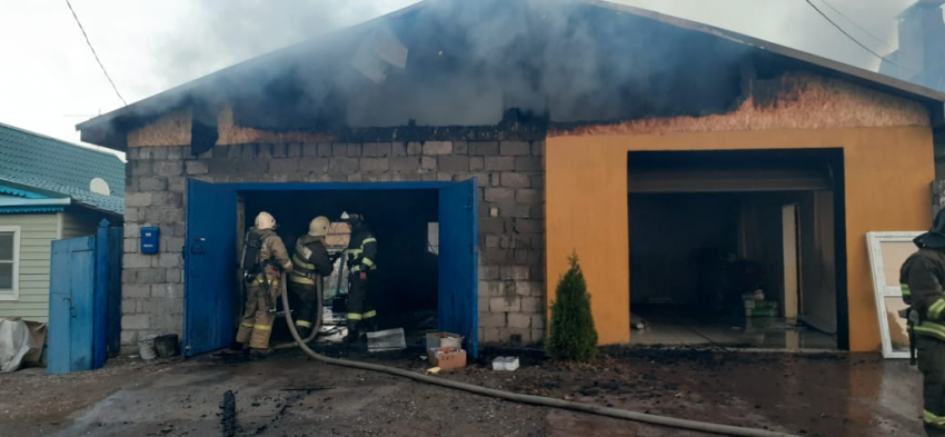 В Советском районе Астрахани загорелись два гаража 