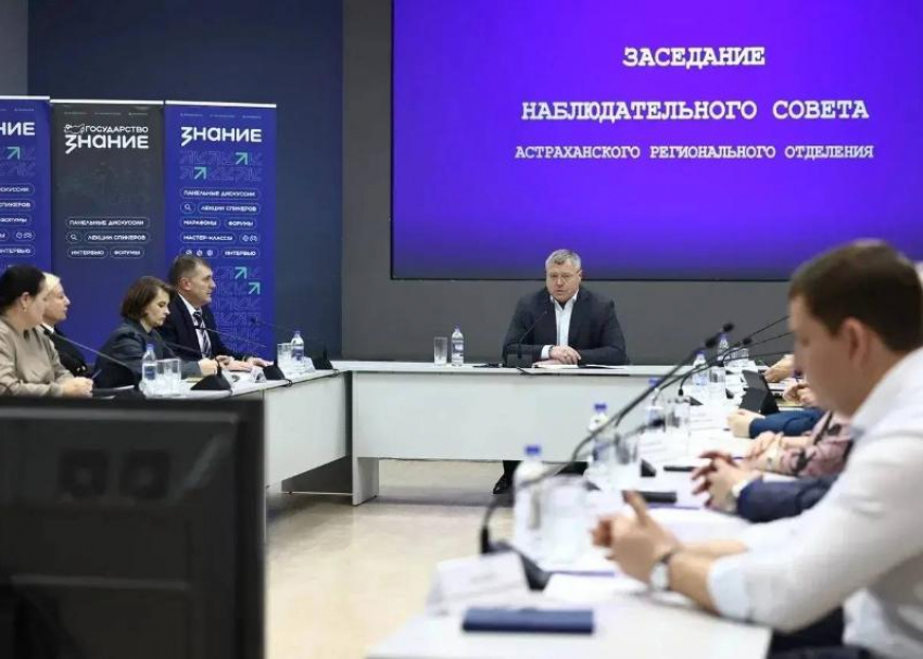 Астраханский губернатор поручил защищать молодежь от пагубного влияния извне