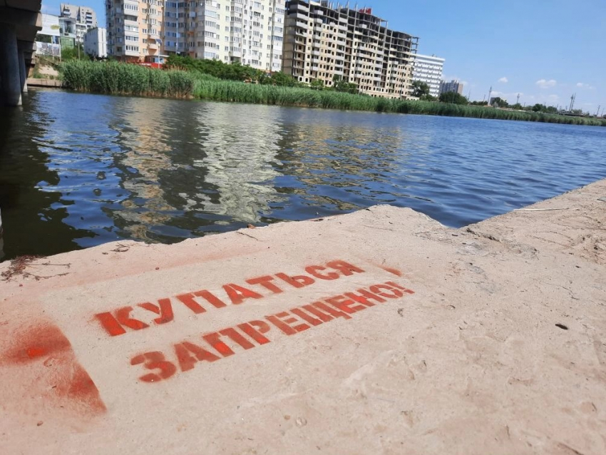 В Астрахани обновляют знаки о запрете купания