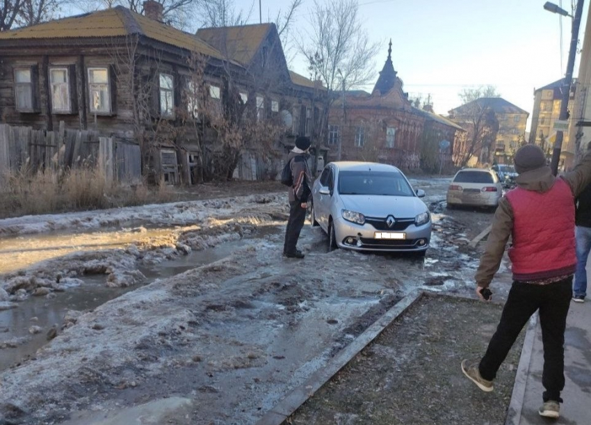 В центре Астрахани автомобиль застрял в ледяных глыбах