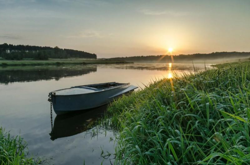 В Астраханской области на реке Ашулук опрокинулась лодка, погибла женщина