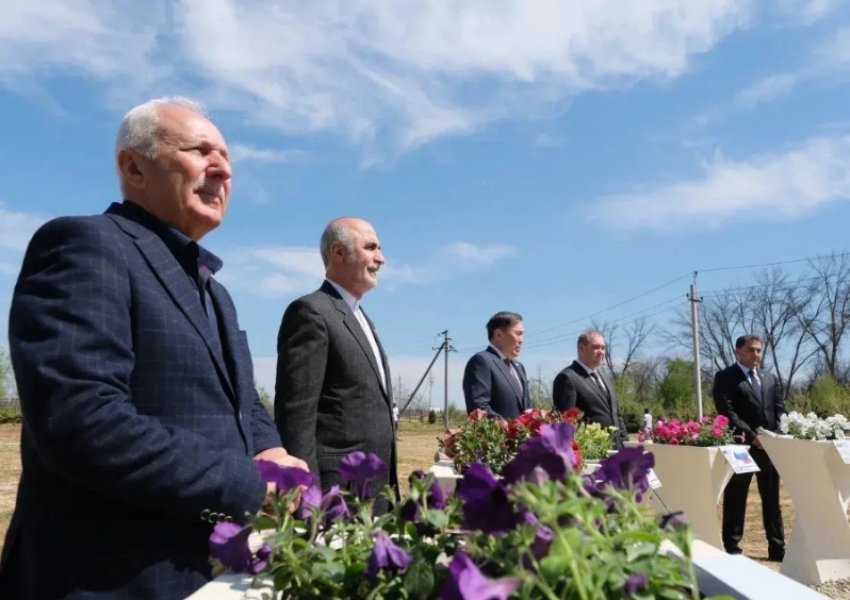 В Астрахани консулы Прикаспийских стран приняли участие в открытии Аллеи дружбы