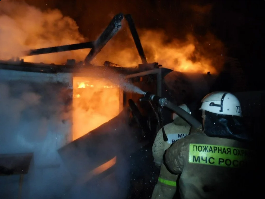 В Астрахани ночью горели две жилые постройки