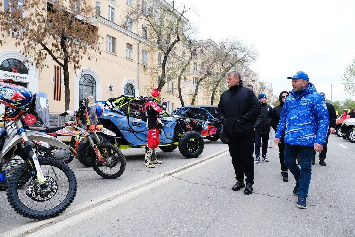 В Астрахани начался второй этап автомобильной гонки 