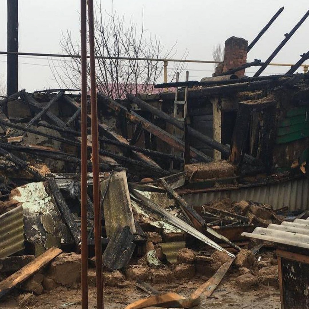 в Ахтубинске сгорел дом, многодетная семья осталась без дома, у многодетной семьи в Ахтубинске сгорел дом