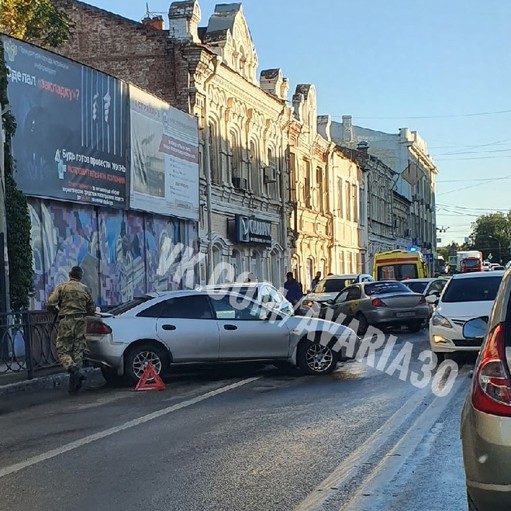 Авария на Адмиралтейской, авария в центре Астрахани, ДТП с 5 авто в Астрахани, гигантская пробка в Астрахани